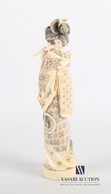 null Okimono en ivoire représentant une femme debout en kimono tenant dans sa main...