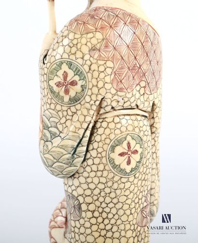 null Okimono en ivoire représentant un bouddha debout tenant dans sa main gauche...