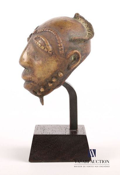 null BAOULE 

Passport mask, bronze man's head, the skull hollowed out

Wooden base

Height...