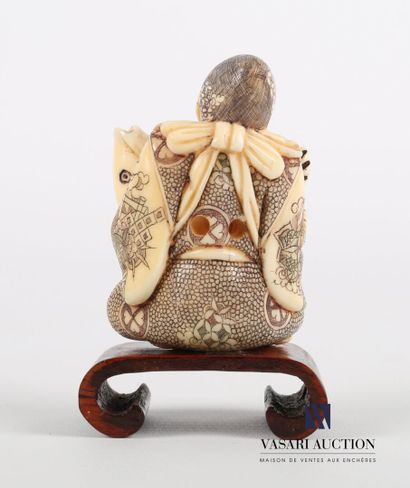 null Netsuké en ivoire représentant un pêcheur assis en tailleur tenant dans ses...