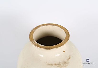 null JAPON - Satsuma

Deux vases en faïence traité en polychromie et rehaut doré,...
