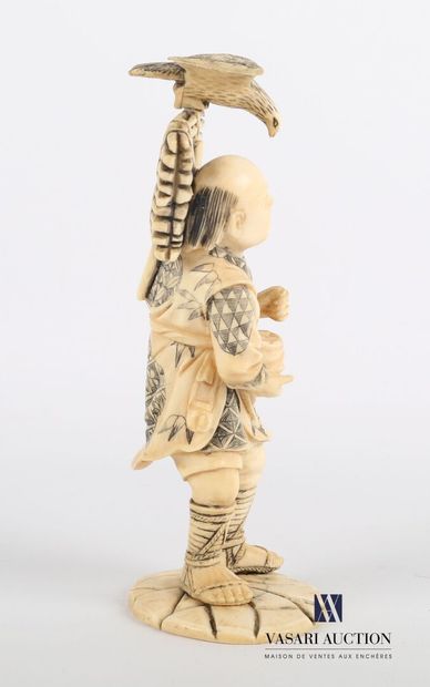null Okimono en ivoire représentant un homme, crâne chauve portant deux fagots sur...