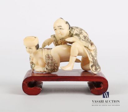 null Sculpture en ivoire reorésentant un couple dans un position érotique 

Signé

Haut....
