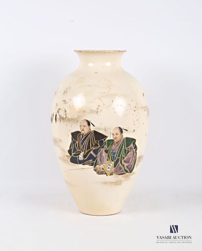 null JAPON - Satsuma

Deux vases en faïence traité en polychromie et rehaut doré,...