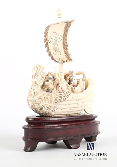 null Sculpture en ivoire figurant un bateau à voile en forme volatile, la proue en...