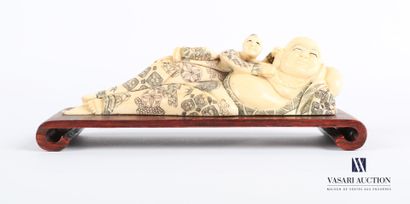 null Sculpture en ivoire représentant un boudha allongé surmonté d'un enfant sur...