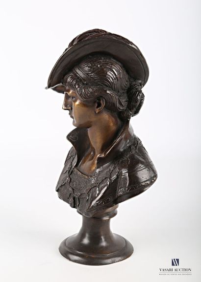 null École française du XXème siècle

Femme en buste au chapeau

Bronze à patine...