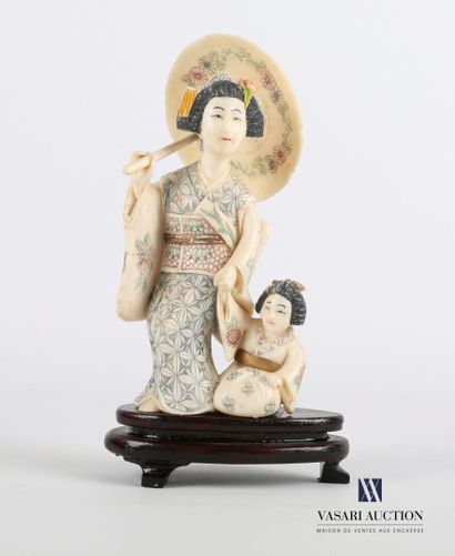 null Sculpture en ivoire représentant une femme en kimono tenant dans une main une...