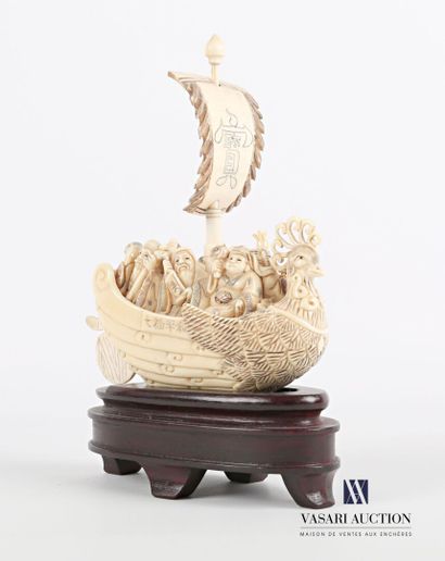 null Sculpture en ivoire figurant un bateau à voile en forme volatile, la proue en...