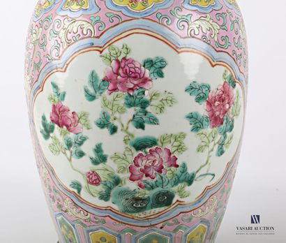 null CHINE 

Vase de forme balustre en porcelaine à décor sur la panse de réserves...