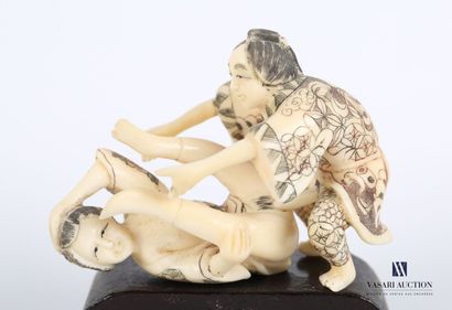 null Sculpture en ivoire composée de deux éléments représentant un couple dans un...