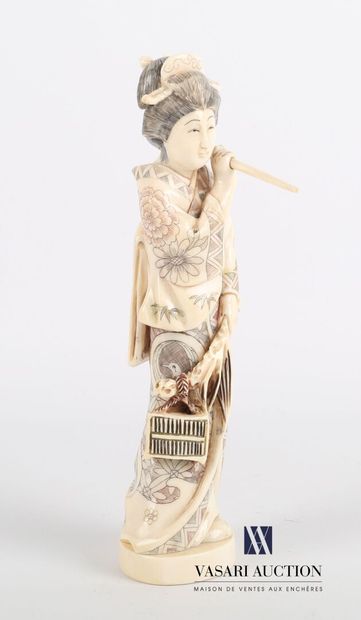 null Okimono en ivoire représentant une femme debout en kimono tenant dans sa main...