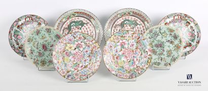 null ASIA

Porcelain lot comprising a pair of dessert plates decorated with peonies,...