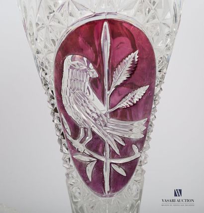 null Lot en cristal comprenant, un vase en cristal de bohème la panse évasée à décor...