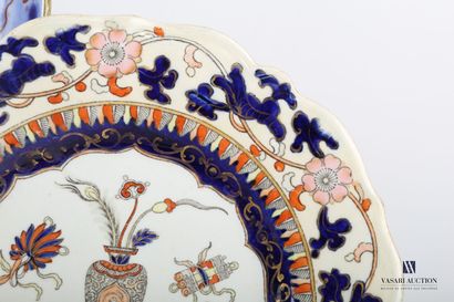null ENGLAND

Fine earthenware lot including a rectangular dish decorated with peonies...