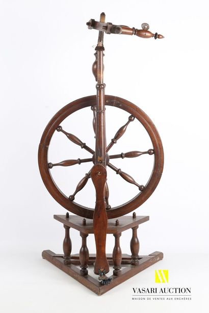 null A wooden spinning wheel

(state of use, accidents)

Height : 64 cm Height :...