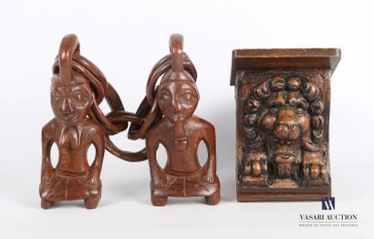 null Wooden lot including a couple linked by a chain, African work (Height: 25 cm)...
