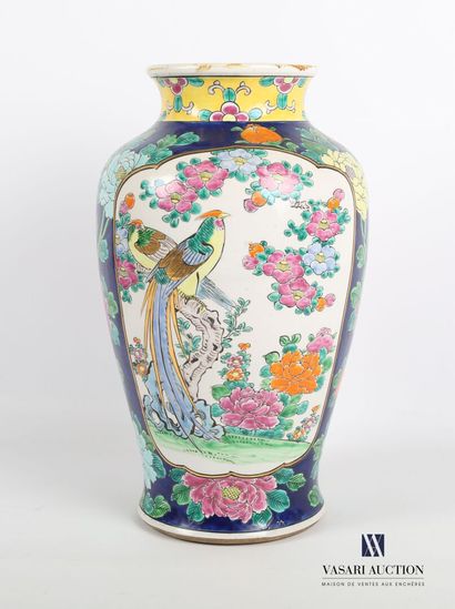 null JAPAN

Porcelain vase of baluster form with polychrome enamel decoration of...