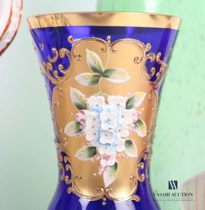 null Lot comprenant une paire de vases piriforme en porcelaine bleu à décor d'un...