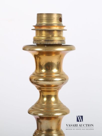 null Lot in bronze and brass comprising a pair of lamp feet resting on a round base...