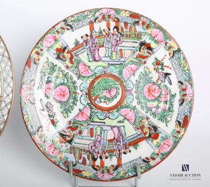 null ASIA

Porcelain lot comprising a pair of dessert plates decorated with peonies,...