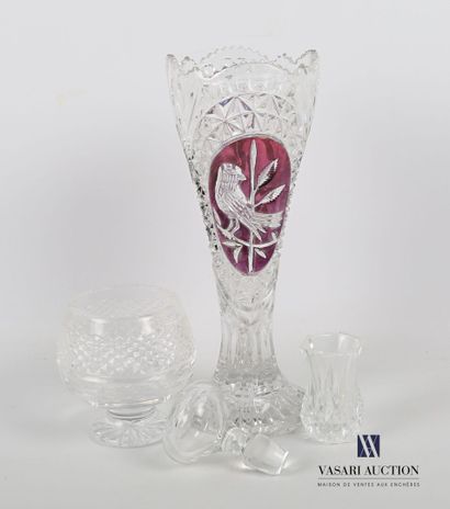 null Lot en cristal comprenant, un vase en cristal de bohème la panse évasée à décor...