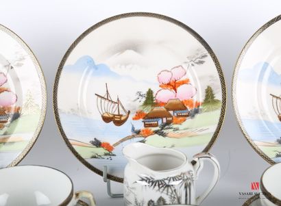 null Service à thé en porcelaine traité en polychromie à décor de scènes maritimes...