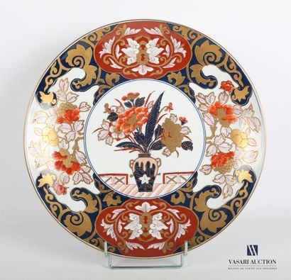 null CHINA 

Round dish with Imari decoration of a flowering vase in a medallion...