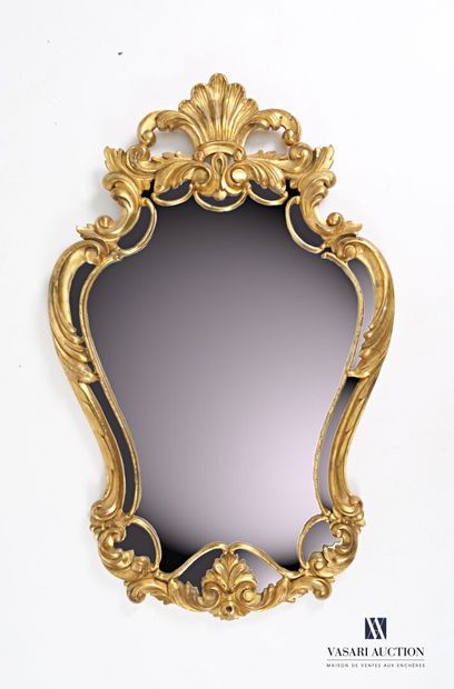 null Mirror with violin-shaped glazing, it is surmounted by an openwork pediment...