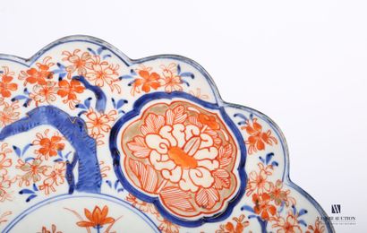 null JAPAN

Pair of porcelain dishes with a poly-lobed edge decorated with a medallion...