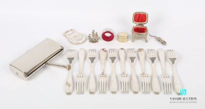 null Lot in silver plated metal and metal including a crumb collector, a milk jug,...