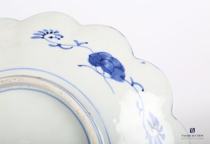 null JAPAN

Pair of porcelain dishes with a poly-lobed edge decorated with a medallion...