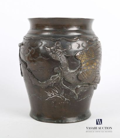 null JAPON

Pot en bronze à patine brune à décor de volatiles en léger relief.

Marque...