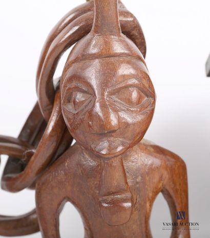 null Wooden lot including a couple linked by a chain, African work (Height: 25 cm)...