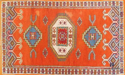 null Afrique du Nord

Tapis à décor de losanges sur fond orange.

(taches)

185 x...