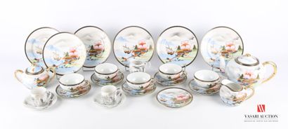 null Service à thé en porcelaine traité en polychromie à décor de scènes maritimes...