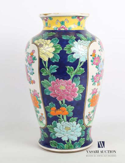 null JAPAN

Porcelain vase of baluster form with polychrome enamel decoration of...