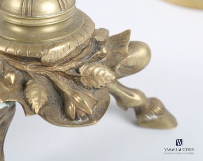 null Lot in bronze and brass comprising a pair of lamp feet resting on a round base...