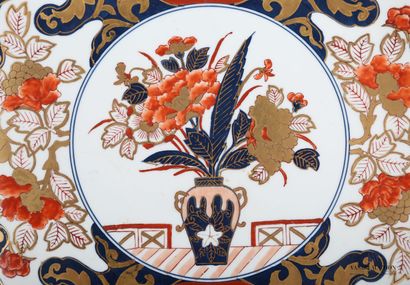 null CHINE 

Plat de forme ronde à décor dit Imari d'un vase fleuris dans un médaillon...