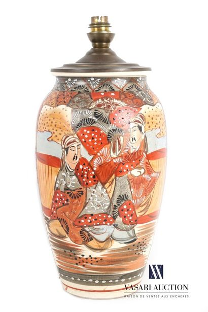 null JAPAN - Satzuma

Porcelain egg-shaped lamp stand with polychrome decoration...