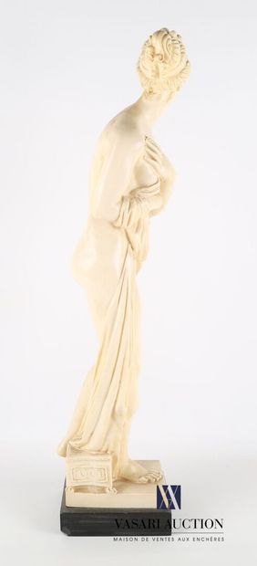 null SAUTUCI A. (XIX-XXème siècle)

Femme vêtue à l'antique le sein dévoilé

Résine...