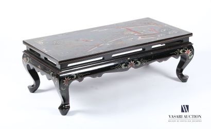 null Rectangular coffee table in lacquered wood decorated with a scene of palace...
