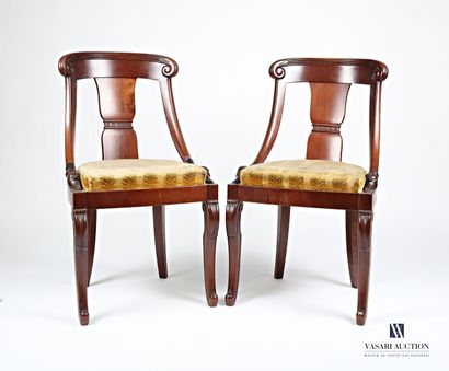 null Pair of chairs in molded and carved mahogany, the curved backs with scrolls...