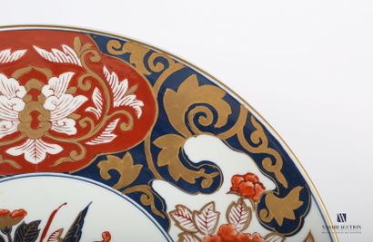 null CHINE 

Plat de forme ronde à décor dit Imari d'un vase fleuris dans un médaillon...