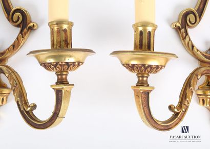 null Pair of bronze sconces, the openwork shaft of lyre shape underlined by acanthus...