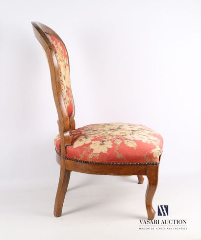 null Chair in natural wood, the back of violin shape, it rests on four feet whose...