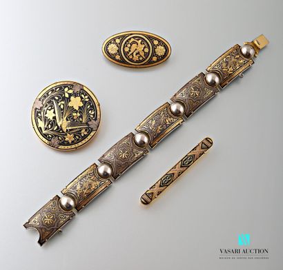null Lot in gilded metal with niello decoration of birds, flowers and interlacing...