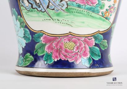 null JAPON

Vase de forme balustre en porcelaine à décor en émaux polychromes d'oiseaux...