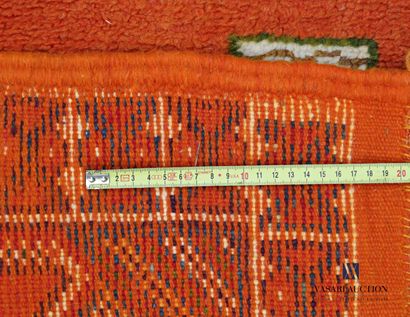 null Afrique du Nord

Tapis à décor de losanges sur fond orange.

(taches)

185 x...