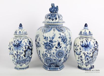 null DELFT

Lot including three potiches of which a pair, the first one decorated...